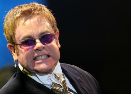 Elton John, paura ad alta quota: schianto aereo evitato per un soffio
