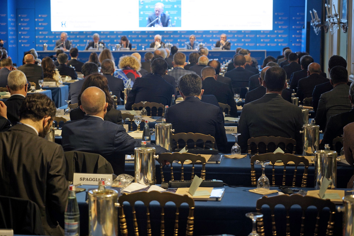 FORUM AMBROSETTI LO SCENARIO DELL'ECONOMIA E DELLA FINANZA FORUM AMBROSETTI LO SCENARIO DELL'ECONOMIA E DELLA FINANZA