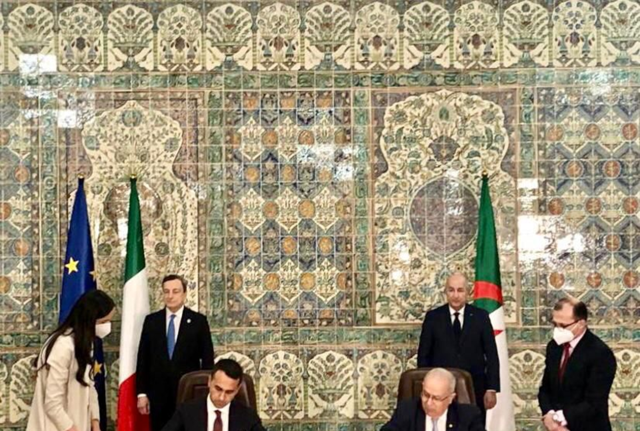 Il ministro Luigi Di Maio e il premier Mario Draghi con i loro omologhi in Algeria Il ministro Luigi Di Maio e il premier Mario Draghi con i loro omologhi in Algeria