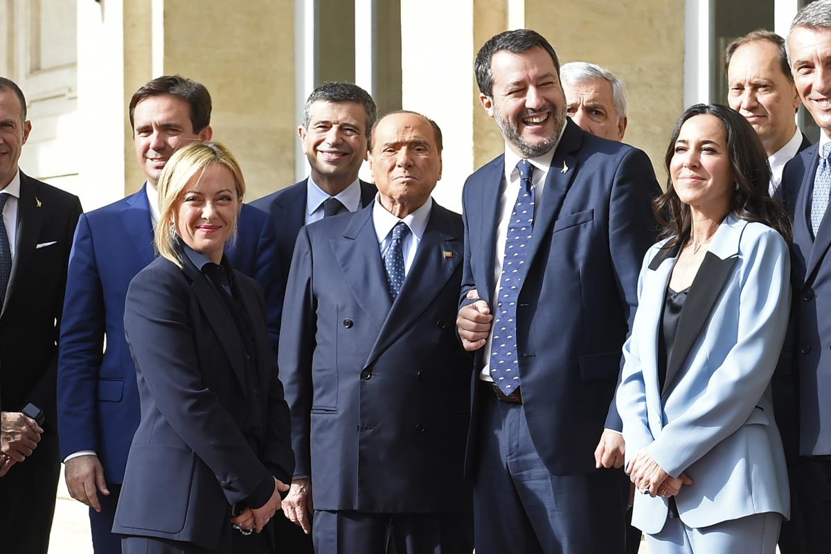 Berlusconi con Meloni, Salvini e gli altri esponenti del centrodestra dopo il colloquio con Mattarella (Imagoeconomica) Berlusconi con Meloni, Salvini e gli altri esponenti del centrodestra dopo il colloquio con Mattarella (Imagoeconomica)