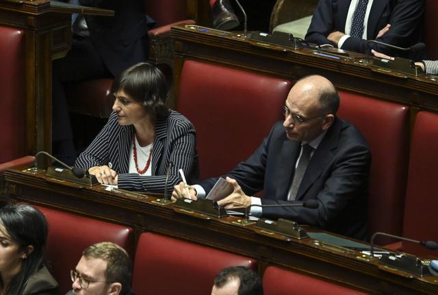 Debora Serracchiani alla Camera, accanto al segretario Pd Enrico Letta Debora Serracchiani alla Camera, accanto al segretario Pd Enrico Letta