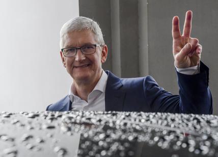 Apple, Tim Cook si taglia lo stipendio. Ma la cifra rimane alta: ecco quanto
