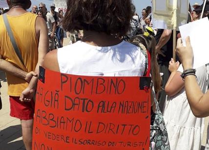 Piombino, protesta per il rigassificatore: “Così ammazzate pesca e turismo”