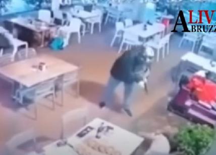 Pescara, la sparatoria al bar in stile esecuzione mafiosa. Il video integrale