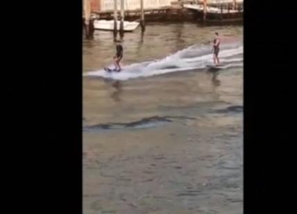 Surf sul Canal Grande a Venezia: denuncia e maxi multa per i due stranieri