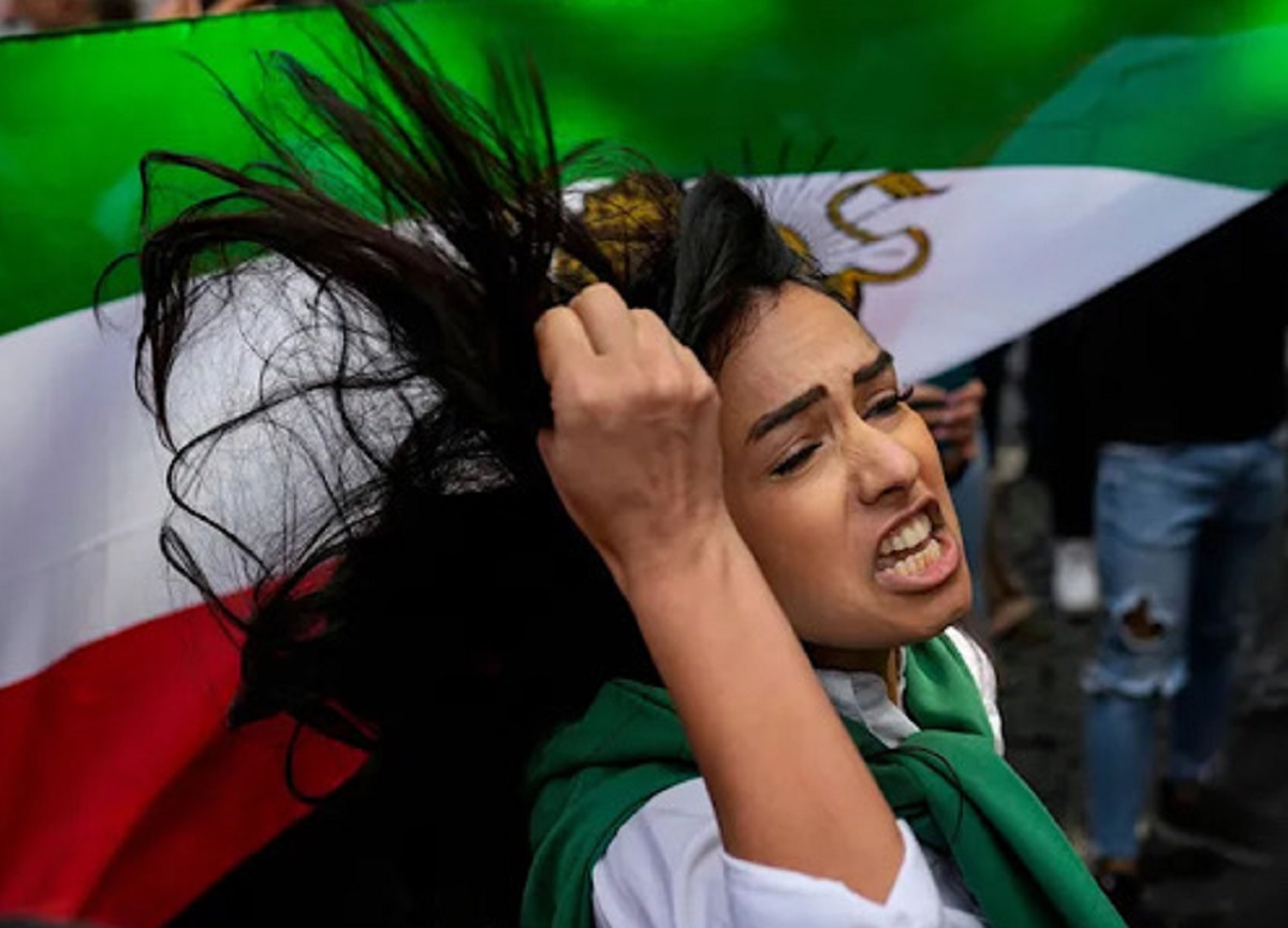 Le donne iraniane in prima fila a chiedere libertà e democrazia Le donne iraniane in prima fila a chiedere libertà e democrazia
