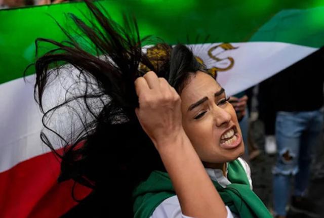 Le donne iraniane in prima fila a chiedere libertà e democrazia Le donne iraniane in prima fila a chiedere libertà e democrazia