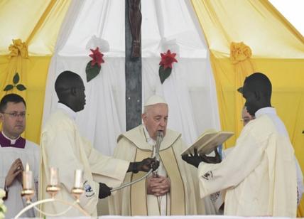 Papa Francesco conclude la visita in Sud Sudan: "Deponiamo le armi dell'odio"