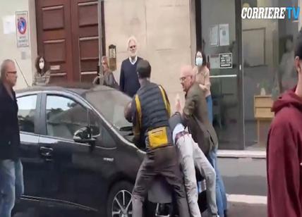 Milano, follia in via Marsala. Ubriachi distruggono 8 auto in sosta