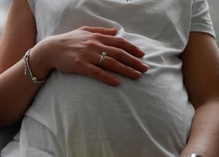 Utero in affitto? Si trova sui social: la chat con madri che donano il corpo