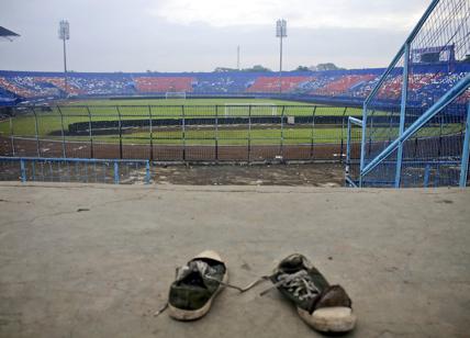 Indonesia, scontri al termine di una partita di calcio: almeno 174 morti