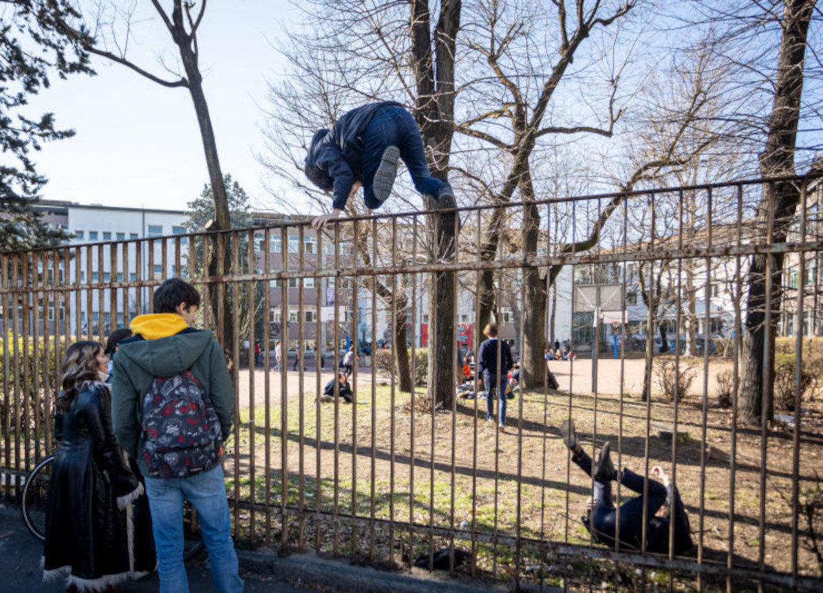 bullismo, scuola, ragazzi violenti, accoltella compagno che gli fa i dispetti