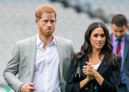 Harry e Meghan in crisi? Lei va una festa e lui in giro per il mondo. Che cosa sta succedendo. Rumor
