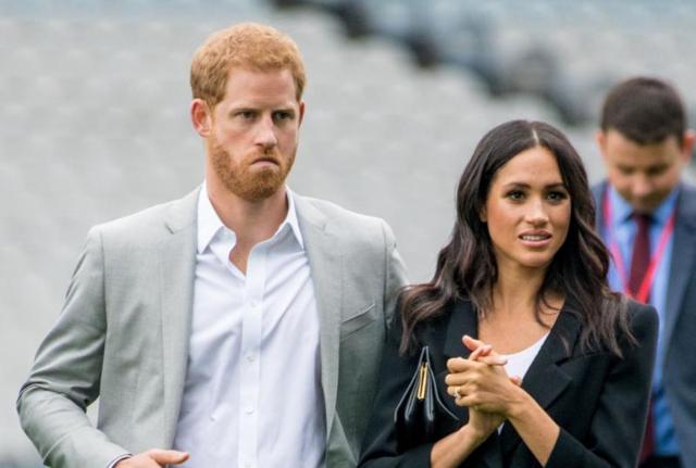 Harry e Meghan in crisi? Lei va una festa e lui in giro per il mondo. Che cosa sta succedendo. Rumor