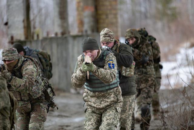 Kiev, i civili si addestrano come unità di difesa territoriale in Ucraina. Foto di Dominika Zarzycka per Ipa Kiev, i civili si addestrano come unità di difesa territoriale in Ucraina. Foto di Dominika Zarzycka per Ipa