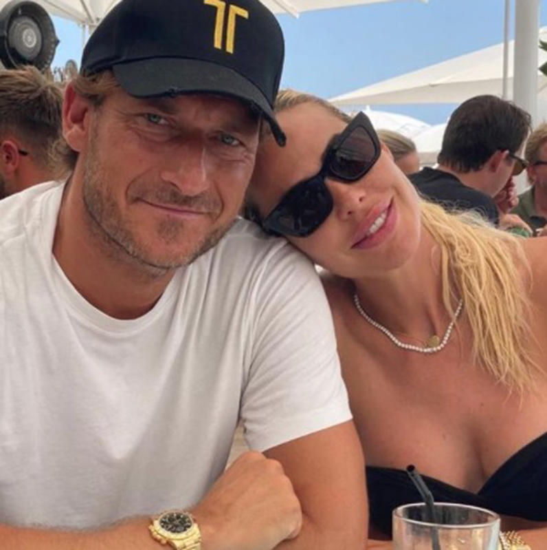 Francesco Totti e la moglie Ilary Blasi in una foto pubblicata dall'ex calciatore su Instagram Francesco Totti e la moglie Ilary Blasi in una foto pubblicata dall'ex calciatore su Instagram