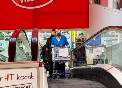Angela Merkel derubata del portafoglio mentre fa la spesa al supermercato