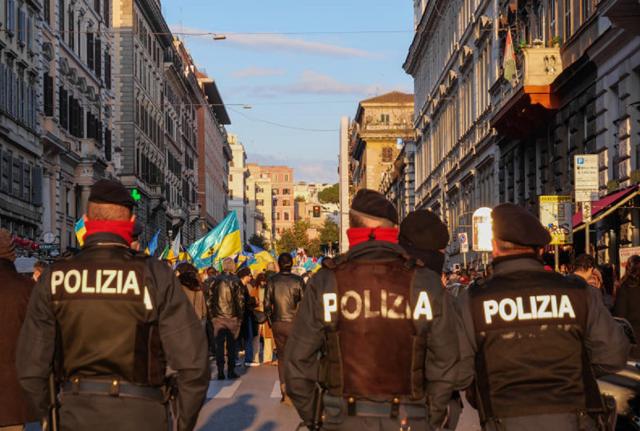 Manifestazione a Roma, contro la guerra scoppiata in Ucraina dopo l’invasione russa. Manifestazione a Roma, contro la guerra scoppiata in Ucraina dopo l’invasione russa.
