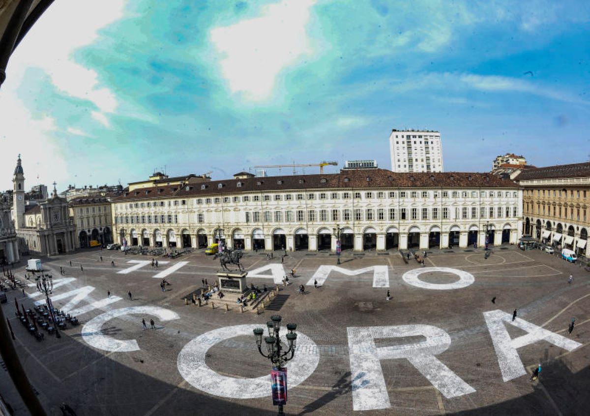 Ti amo ancora' una gigantesca scritta in piazza san carlo a Torino Torino 29 marzo 2022 (torino - 2022-03-29, EDOARDO SISMONDI) Ti amo ancora' una gigantesca scritta in piazza san carlo a Torino Torino 29 marzo 2022 (torino - 2022-03-29, EDOARDO SISMONDI)