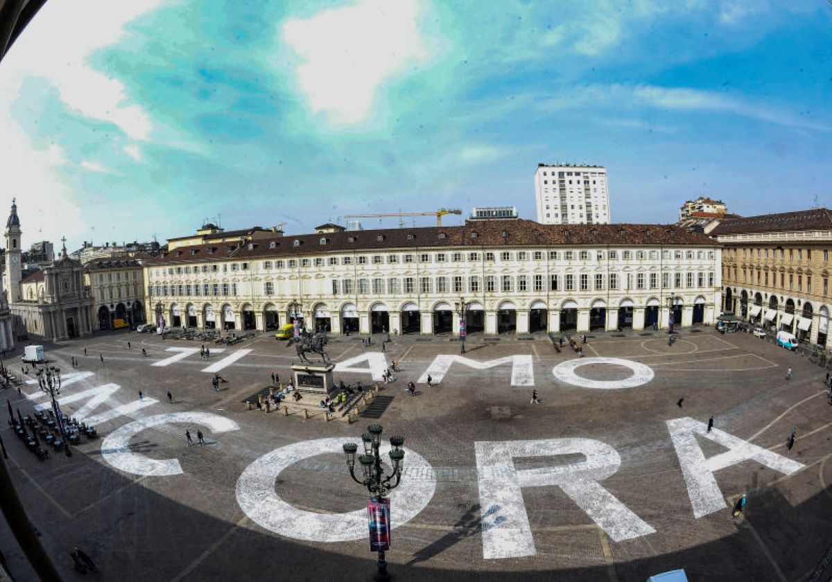 Ti amo ancora' una gigantesca scritta in piazza san carlo a Torino Torino 29 marzo 2022 (torino - 2022-03-29, EDOARDO SISMONDI) Ti amo ancora' una gigantesca scritta in piazza san carlo a Torino Torino 29 marzo 2022 (torino - 2022-03-29, EDOARDO SISMONDI)
