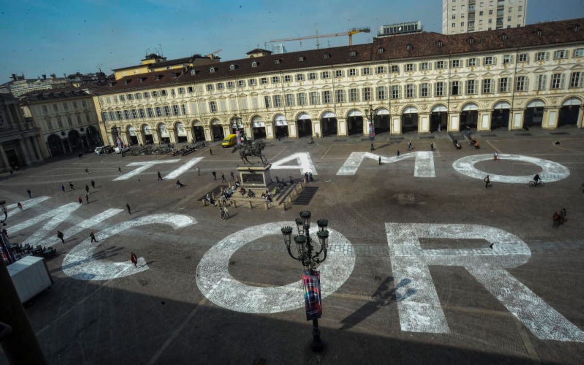 Ti amo ancora' una gigantesca scritta in piazza san carlo a Torino Torino 29 marzo 2022 (torino - 2022-03-29, EDOARDO SISMONDI) Ti amo ancora' una gigantesca scritta in piazza san carlo a Torino Torino 29 marzo 2022 (torino - 2022-03-29, EDOARDO SISMONDI)