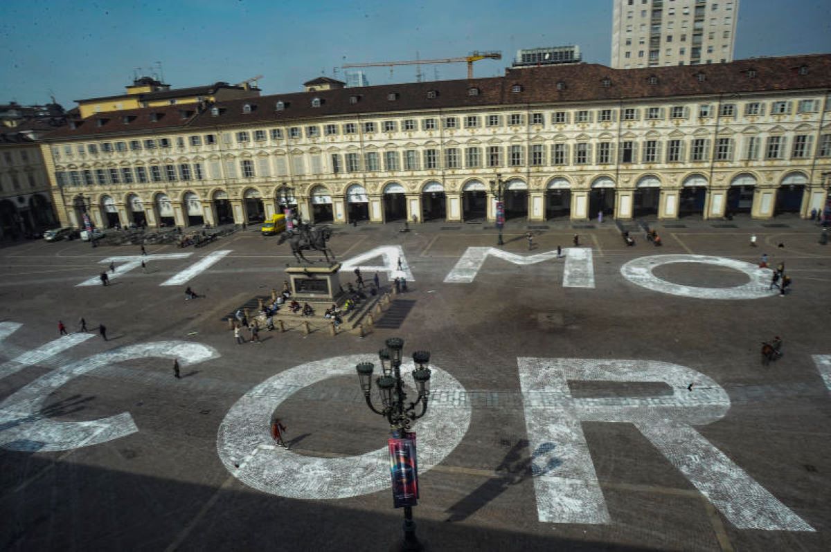 Ti amo ancora' una gigantesca scritta in piazza san carlo a Torino Torino 29 marzo 2022 (torino - 2022-03-29, EDOARDO SISMONDI) Ti amo ancora' una gigantesca scritta in piazza san carlo a Torino Torino 29 marzo 2022 (torino - 2022-03-29, EDOARDO SISMONDI)
