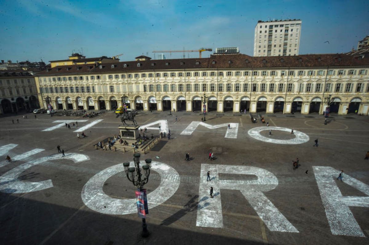 Ti amo ancora' una gigantesca scritta in piazza san carlo a Torino Torino 29 marzo 2022 (torino - 2022-03-29, EDOARDO SISMONDI) Ti amo ancora' una gigantesca scritta in piazza san carlo a Torino Torino 29 marzo 2022 (torino - 2022-03-29, EDOARDO SISMONDI)