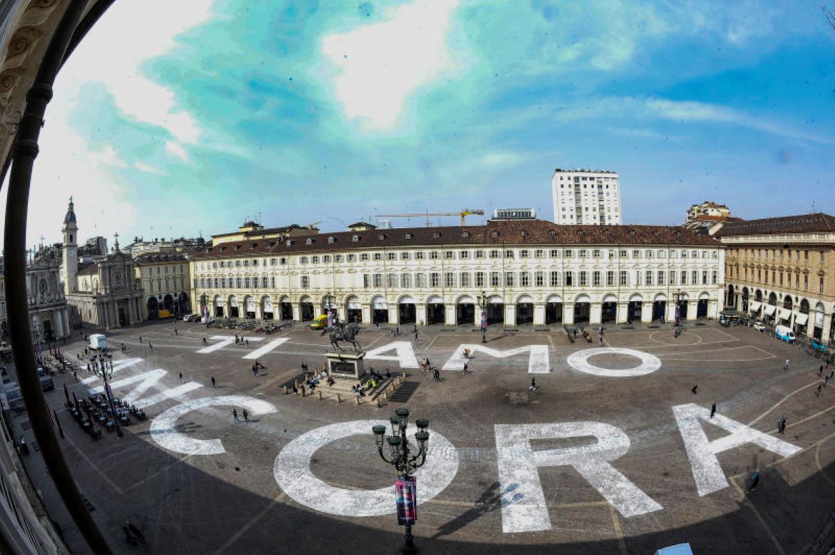 Ti amo ancora' una gigantesca scritta in piazza san carlo a Torino Torino 29 marzo 2022 (torino - 2022-03-29, EDOARDO SISMONDI) Ti amo ancora' una gigantesca scritta in piazza san carlo a Torino Torino 29 marzo 2022 (torino - 2022-03-29, EDOARDO SISMONDI)