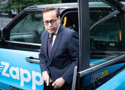 Ex deputato molesta