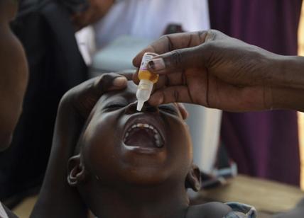 La poliomielite torna in Europa, Burioni: "Se non vaccinati fatelo subito"