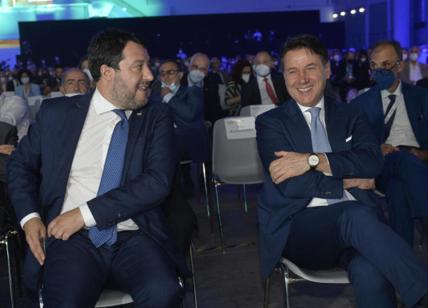 Governo, Conte o Salvini? Chi esce prima? E' gara: il secondo è "fregato" Governo, Conte o Salvini? Chi esce prima? E' gara: il secondo è "fregato"