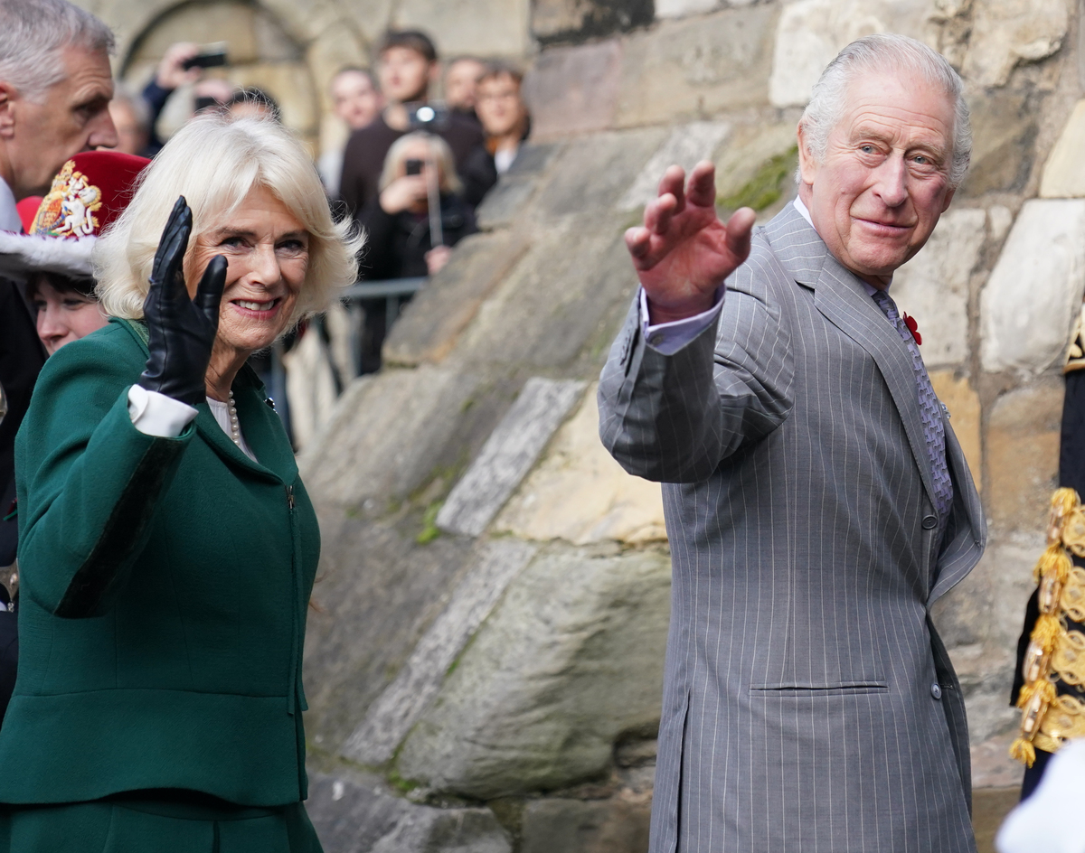 Leeds, Re Carlo III e la Regina Consorte Camilla vengono contestati con lancio di uova durante la visita nello Yorkshire Leeds, Re Carlo III e la Regina Consorte Camilla vengono contestati con lancio di uova durante la visita nello Yorkshire