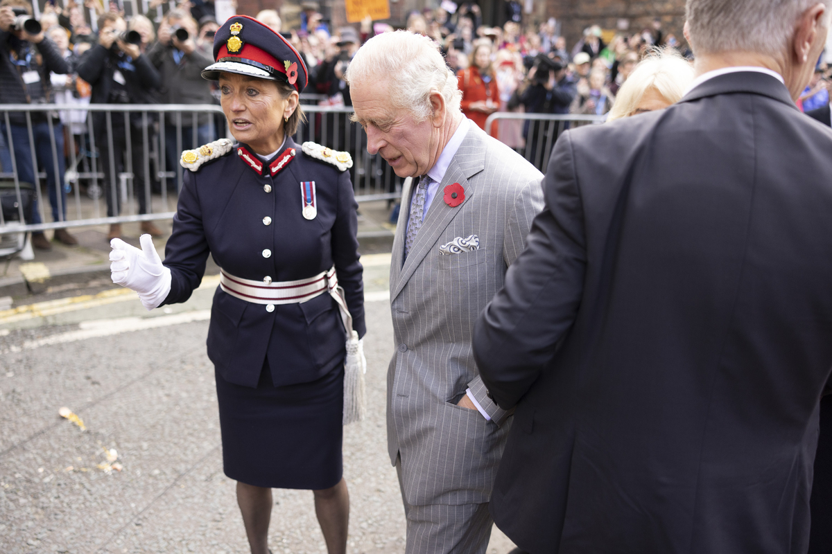 Leeds, Re Carlo III e la Regina Consorte Camilla vengono contestati con lancio di uova durante la visita nello Yorkshire Leeds, Re Carlo III e la Regina Consorte Camilla vengono contestati con lancio di uova durante la visita nello Yorkshire
