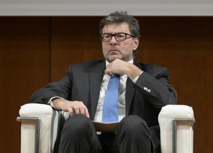 Gas bollette, Giorgetti annuncia i tagli: "Da febbraio costi giù del 40%"