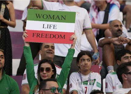 Durante Galles-Iran sequestrate le magliette a sostegno delle donne iraniane