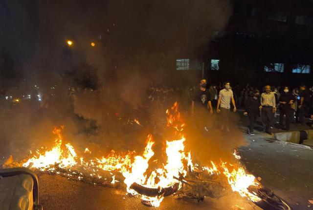Continuano le proteste in Iran a seguito della morte di Mahsa Amini, 22 anni, arrestata per dei ciuffi di capelli che sporgevano dall’ hijab Continuano le proteste in Iran a seguito della morte di Mahsa Amini, 22 anni, arrestata per dei ciuffi di capelli che sporgevano dall’ hijab