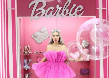 Jessica Alves festeggia la sua trasformazione in Barbie dopo 90 operazioni