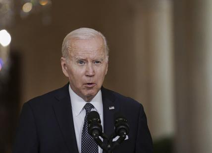 Biden "teleguidato" dalle istruzioni del Pentagono: "Siediti al TUO posto"