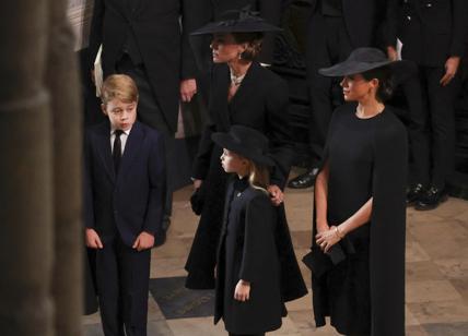 Elisabetta II il dress code del funerale in total black tra velette e cravatte