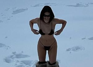 Kendall Jenner sfida meteo, neve e gelo in bikini nero. Guarda che stivali!