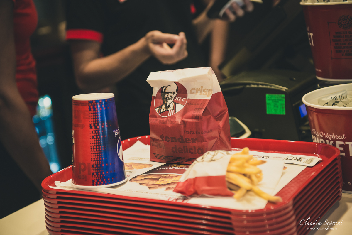 KFC vassoio con prodotti ambientata
