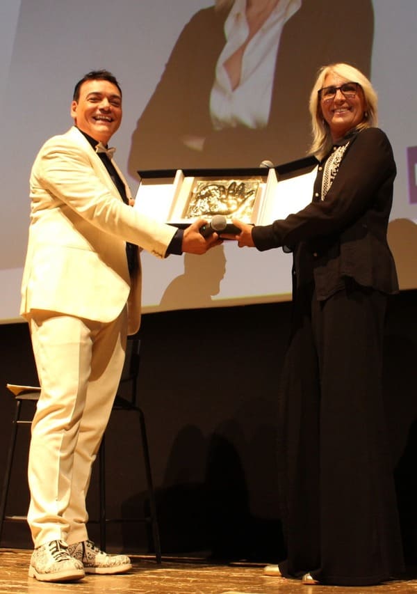 La direttrice di Rai Isoradio Angela Mariella riceve da Igor Righetti l'Alberto Sordi Family Award La direttrice di Rai Isoradio Angela Mariella riceve da Igor Righetti l'Alberto Sordi Family Award