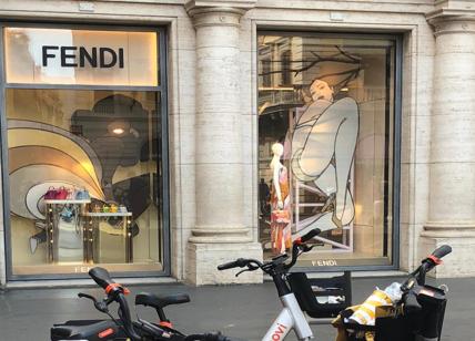 Fendi chiude gli occhi. A largo Goldoni le bici come cestini dei rifiuti