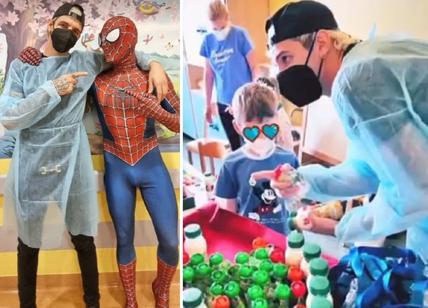 Achille Lauro (e Spiderman): visita ai bambini dell'ospedale San Donato. FOTO