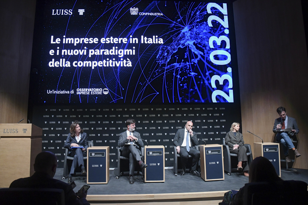 LE IMPRESE ESTERE IN ITALIA E I NUOVI PARADIGMI DELLA COMPETITIVITA' LE IMPRESE ESTERE IN ITALIA E I NUOVI PARADIGMI DELLA COMPETITIVITA'