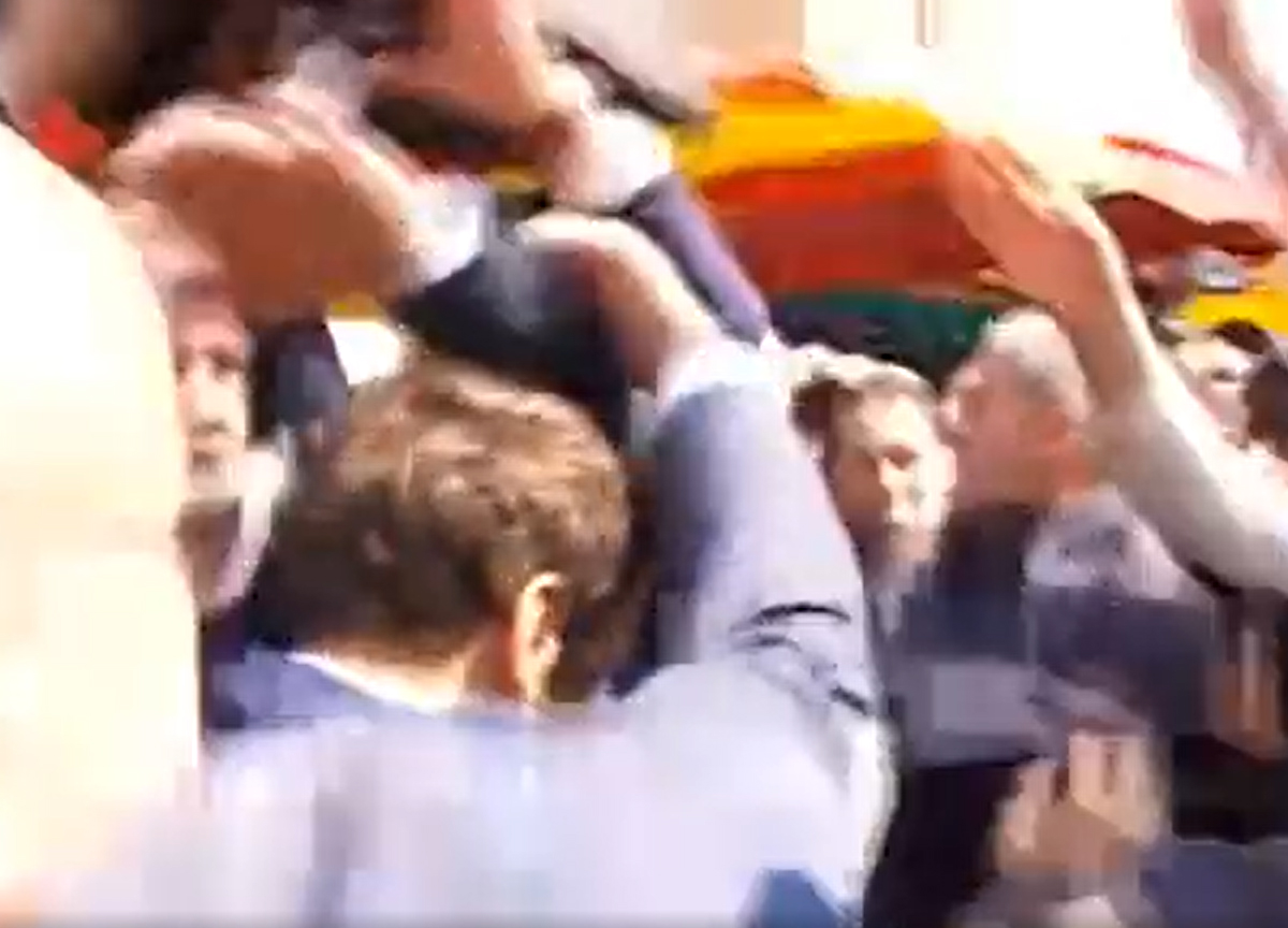 Macron lancio pomodori