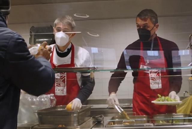 Milan, Maldini e Massara servono alla Mensa dei Poveri Milan, Maldini e Massara servono alla Mensa dei Poveri