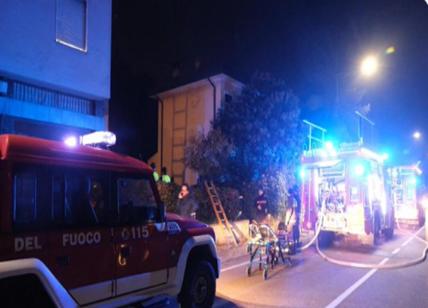 A fuoco tetto di un palazzo a Milano, evacuato l'edificio
