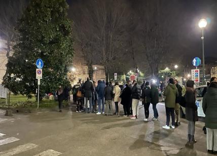 Covid, centinaia in coda per il vaccino 'by night' a Sesto San Giovanni