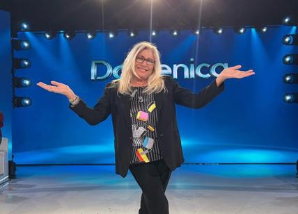 Venier preoccupata per il marito malato, ira social: "Però te ne stai in tv"